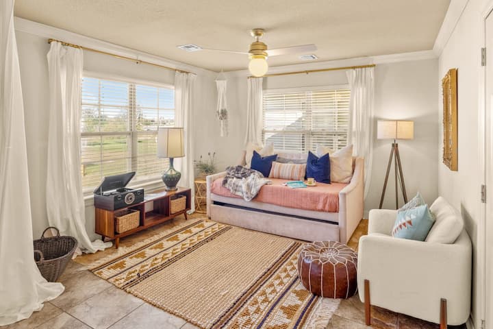 Solárium y habitación adicional: sofá cama con ruedas y rincón de lectura, perfecto para el café de la mañana o el trabajo a distancia.