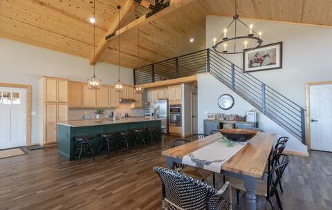 Canyon Pines Retreat ⁓Hot Tub ⁓Slide off top deck