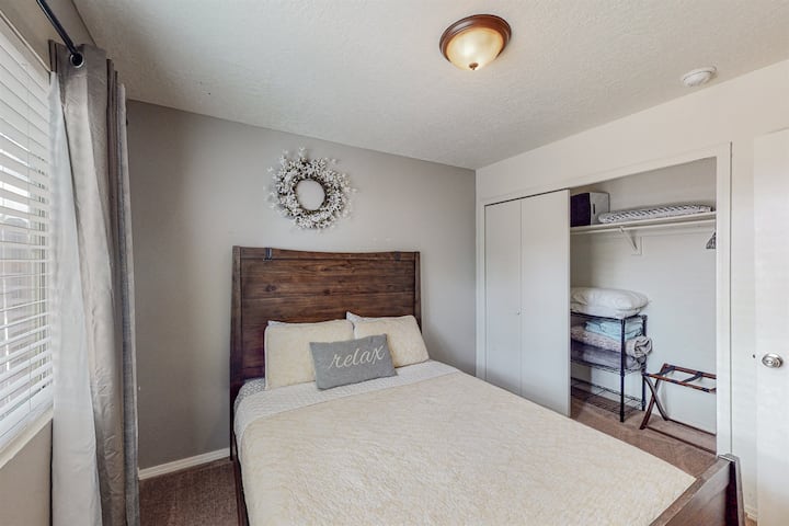 Დედოფლის ამ საძინებელში არის დიდი კარადა, რომელშიც სტუმრებისთვის განკუთვნილია თაროები და საკიდები.