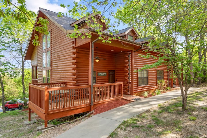 Updated! Cedar Cabin With Gas Fireplace & Balcony - Kimberling City, MO