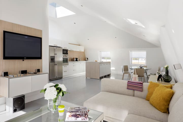 Large Two Bed Penthouse Apartment West London