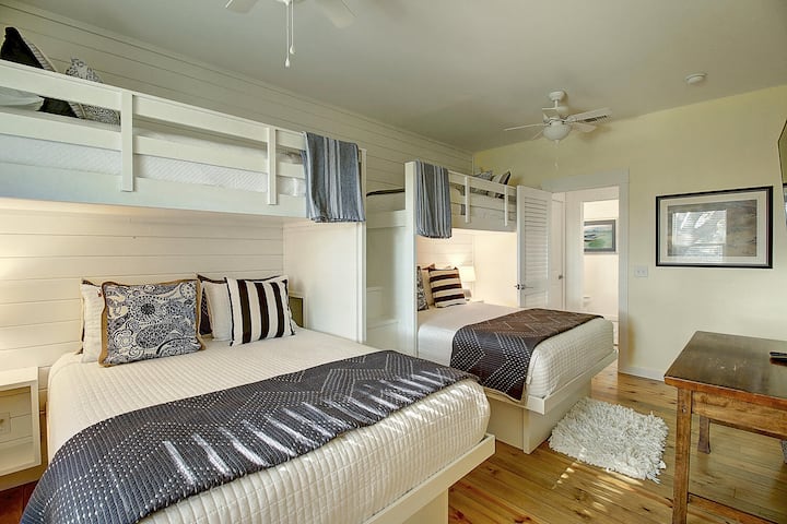  Seti mbili za mapacha juu ya vitanda vya ghorofa ya malkia.  Chumba kizuri cha kulala kwa ajili ya familia, seti 2 za mapacha juu ya vitanda vya ghorofa. 