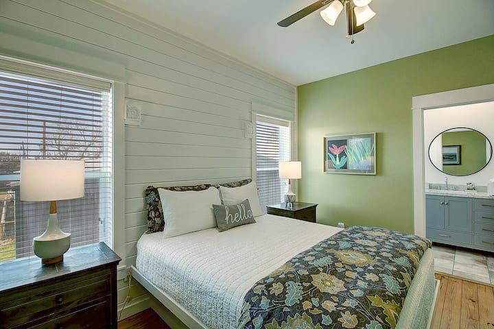  Chumba cha kulala cha ghorofa kilicho na kitanda cha ukubwa wa kifalme kilicho na bafu la kujitegemea