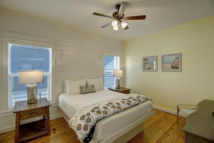 Malkia wa ghorofani aliye na bafu la kujitegemea. Chumba cha kulala cha ghorofa ya 2 kilicho na kitanda cha ukubwa wa malkia na bafu la