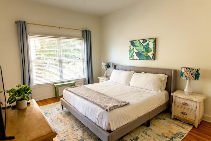 2号卧室配有一张加大双人床