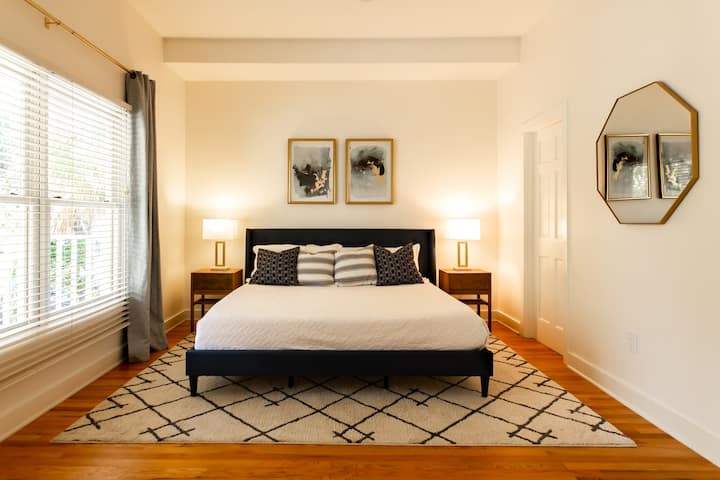 主卧配有一张加大双人床