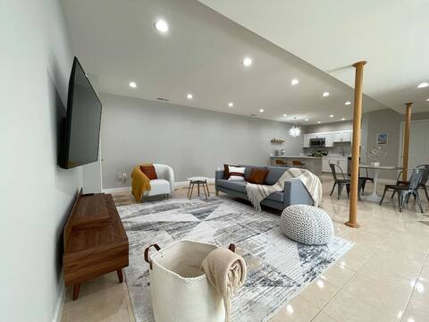 Mid-Century Luxury Retreat, Sauna, 2 BEDR+Kitchen