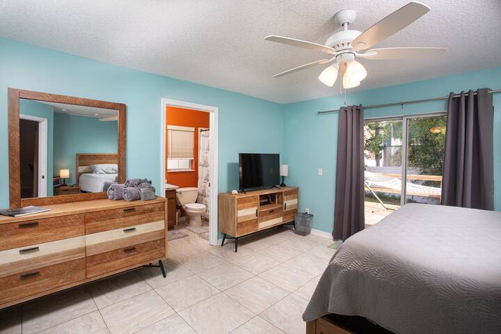 غرفة النوم الرئيسية - الغرفة الزرقاء - سرير كينج وحمام خاص