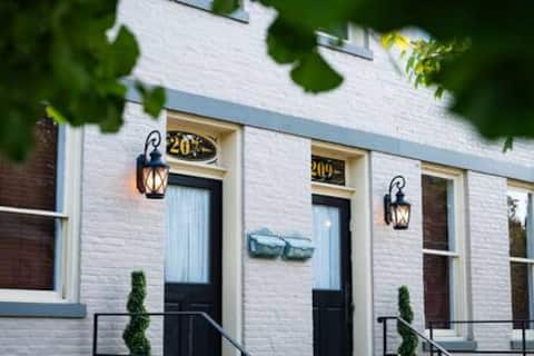 209 King Beds, River View,  Deck, Parking