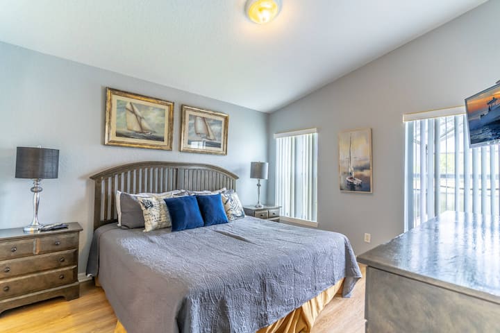 Dormitorio principal tamaño king con baño privado, TV de pantalla plana, suelos nuevos, pintura y ropa de cama nuevos.