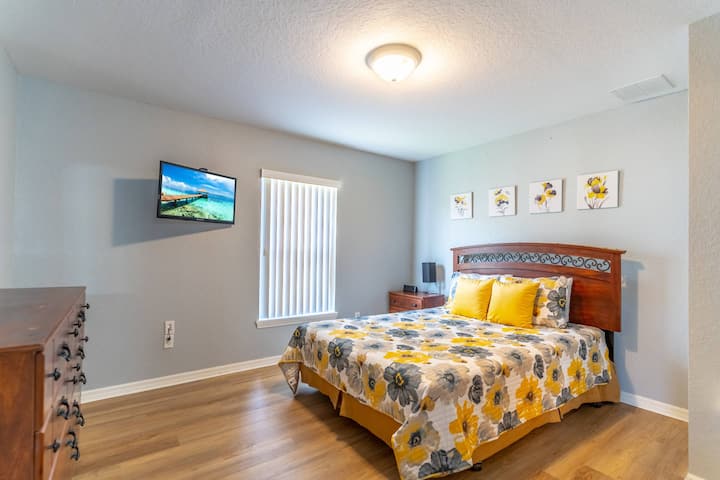 Dormitorio tamaño queen con baño privado, TV de pantalla plana, suelo recién instalado, paredes recién pintadas y ropa de cama nueva.