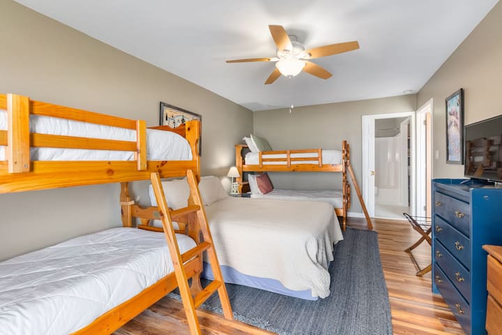 Chumba kizuri kwa ajili ya makundi au watoto na binamu! Mpangilio bora kwa ajili ya burudani isiyo na kikomo. 