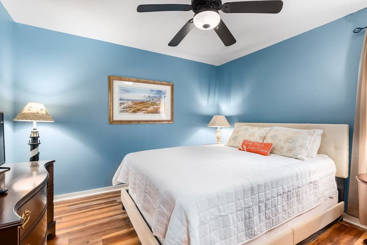 Chumba chetu cha pili cha kulala, kikiwa na kitanda aina ya queen na televisheni janja!