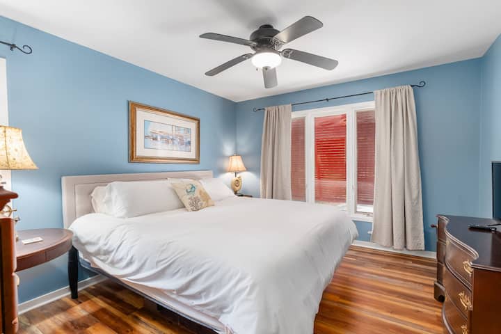 Lala kwa starehe kwenye chumba chetu cha pili cha kulala chenye kitanda cha king, kinachofaa kwa wakwe. 