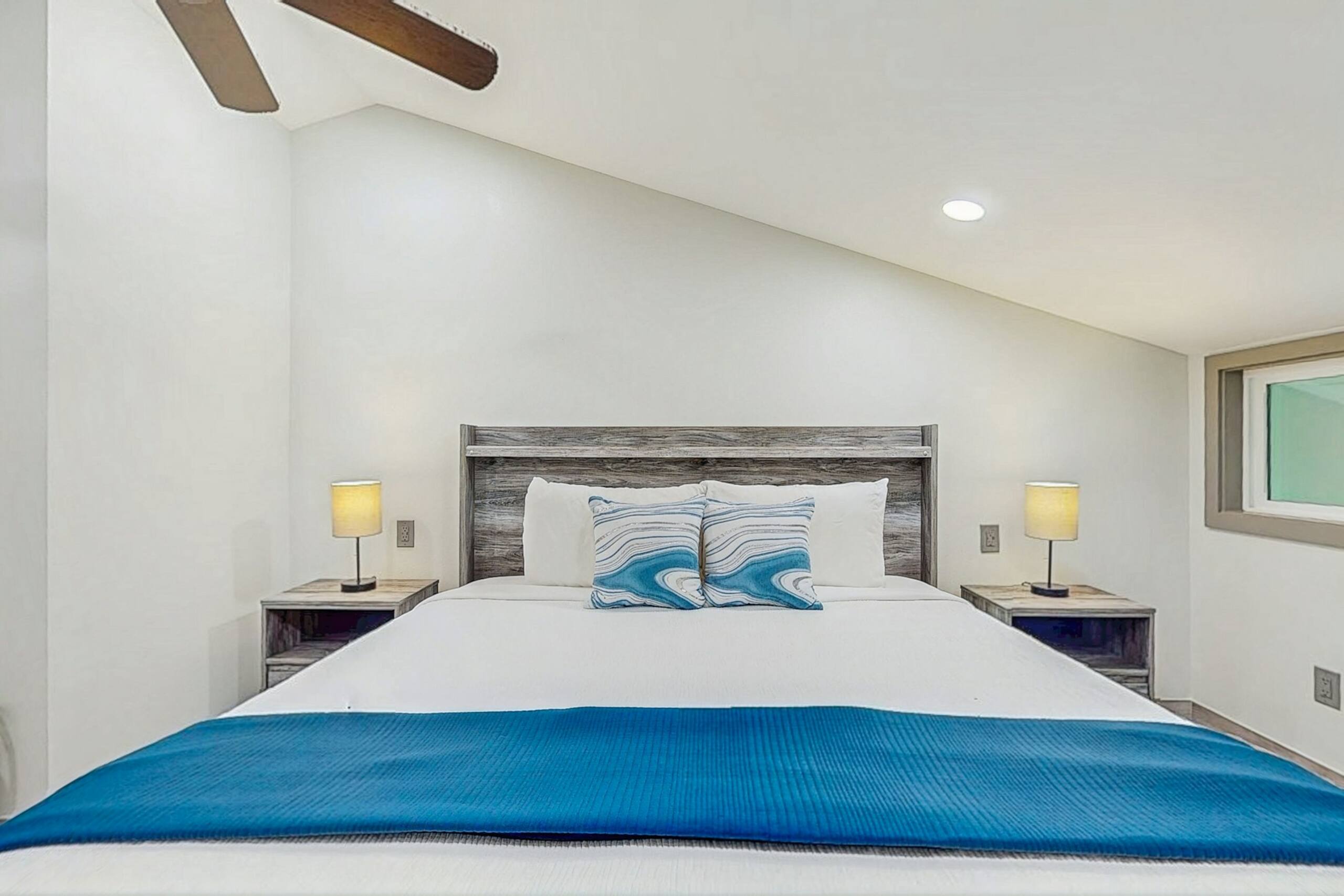 Apartment in Lahaina · ★4.47 · 2 bedrooms · 2 beds · 2 private bathrooms - Image 12