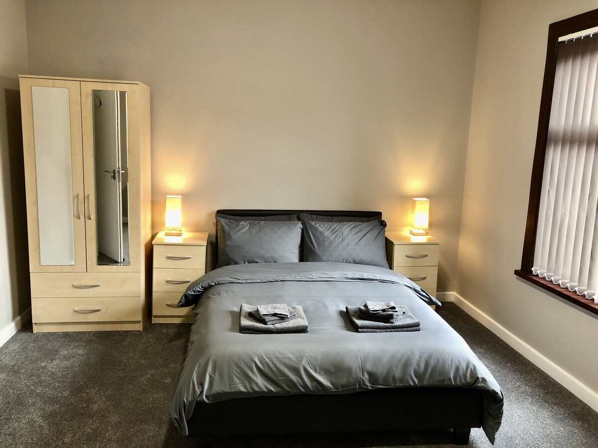 غرفة نوم بسريرين كبيرين في الطابق العلوي