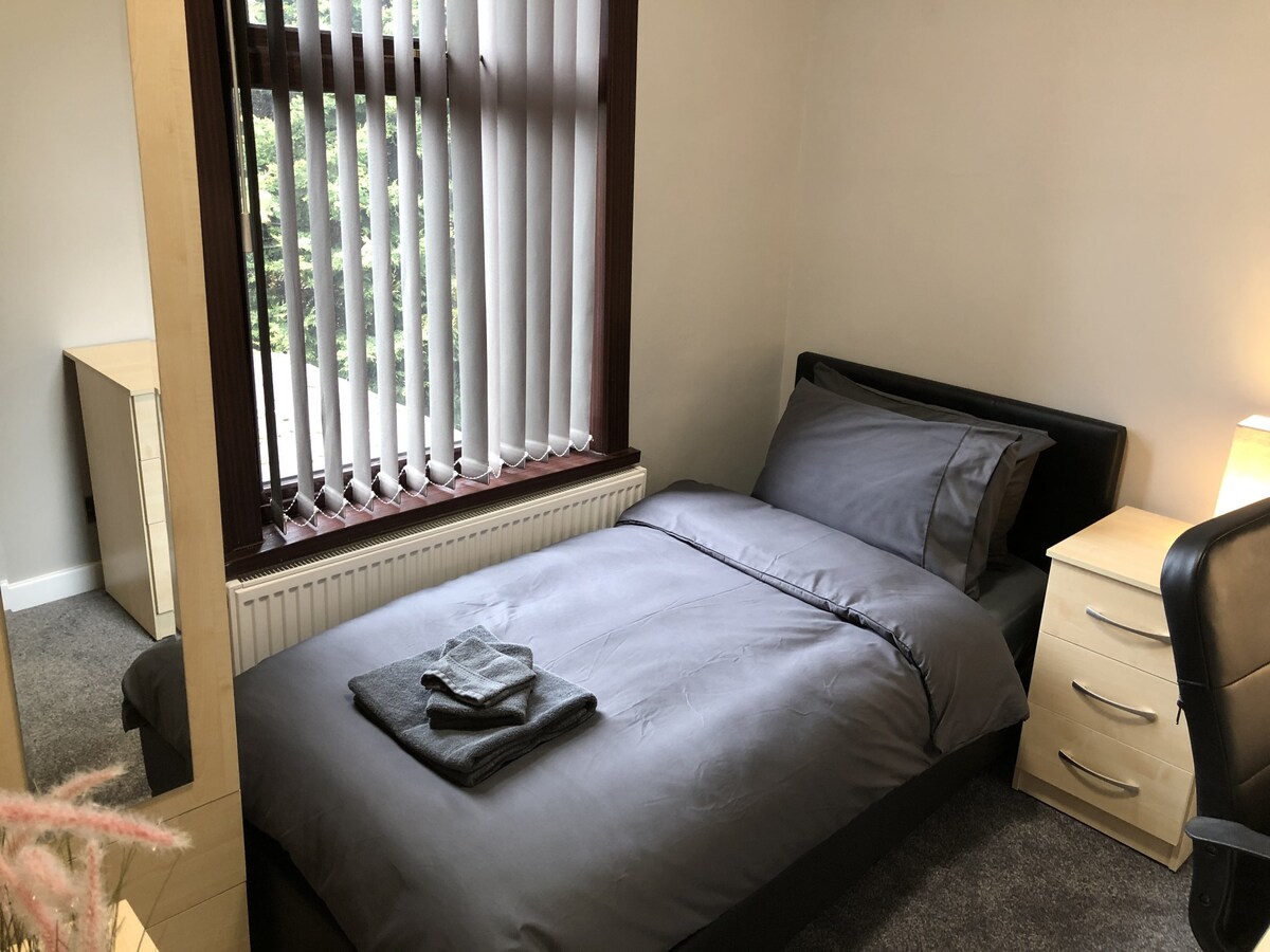 غرفة نوم 5 صغيرة في الطابق العلوي مفردة