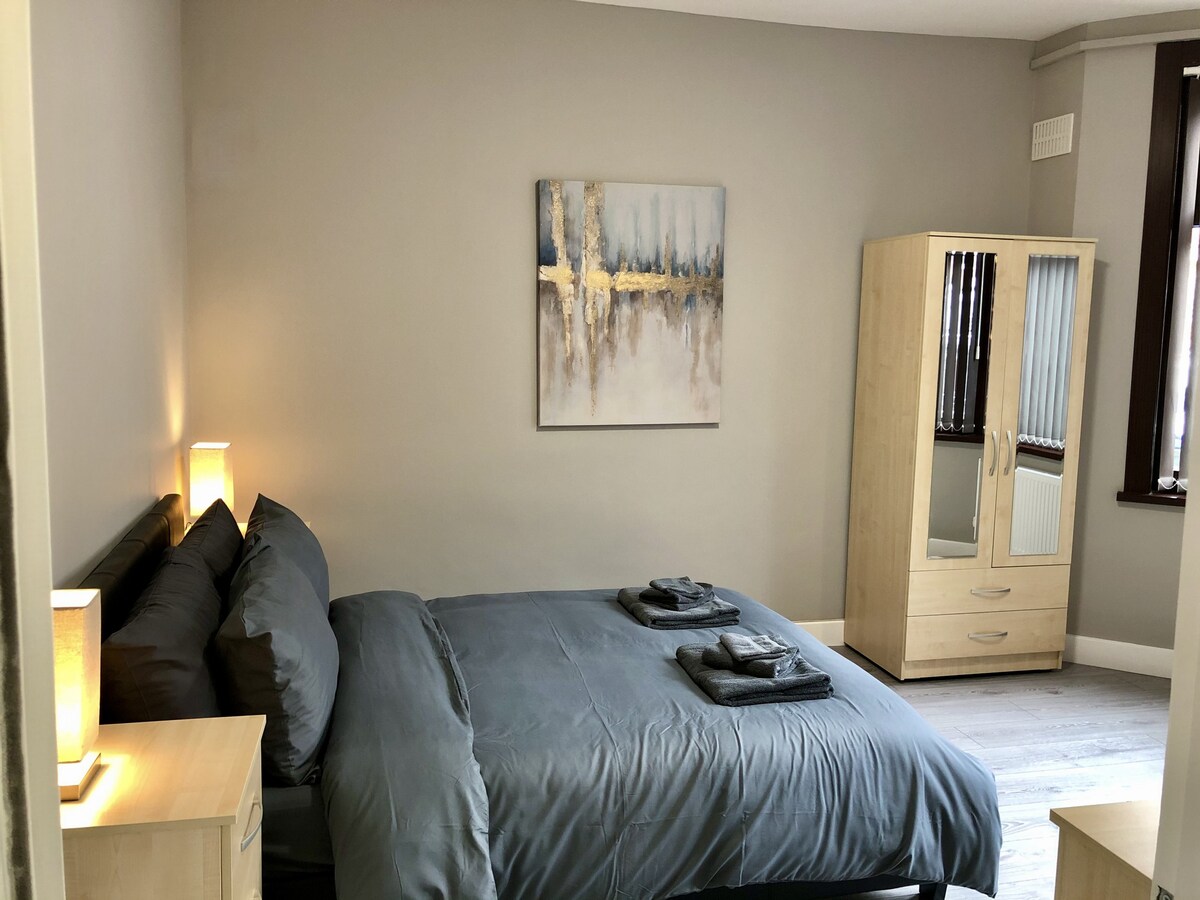 غرفة النوم رقم كبيرة مزدوجة في الطابق السفلي