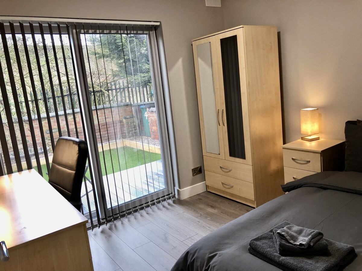 غرفة نوم رقم 4 في الطابق السفلي مفردة