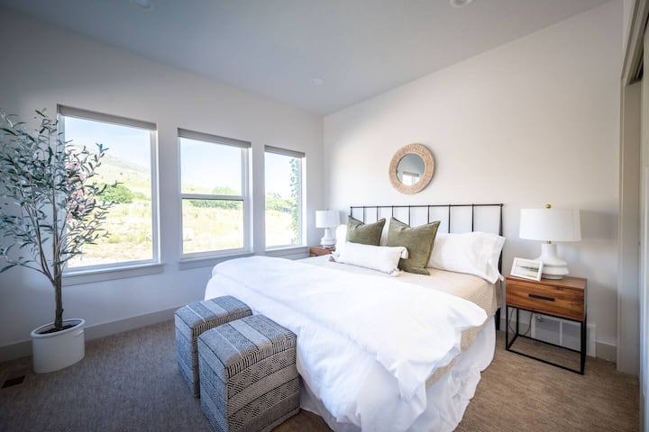 تحتوي غرفة النوم الرابعة على سرير كينج وتوفر إطلالات على الجبال.