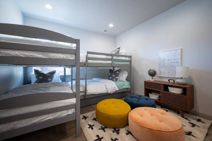 تم تجهيز غرفة النوم الثالثة بسريرين بطابقين وبياضات فاخرة ووسائد فاخرة.