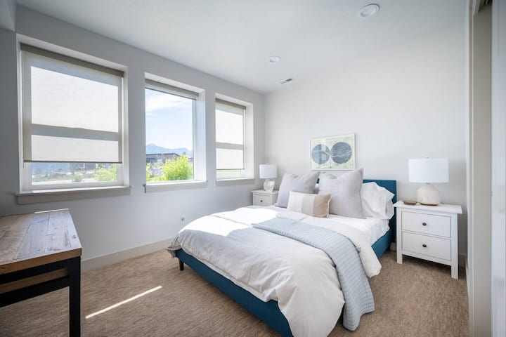 تحتوي غرفة النوم الثانية على سرير بحجم كوين وتوفر إطلالات على الجبال.