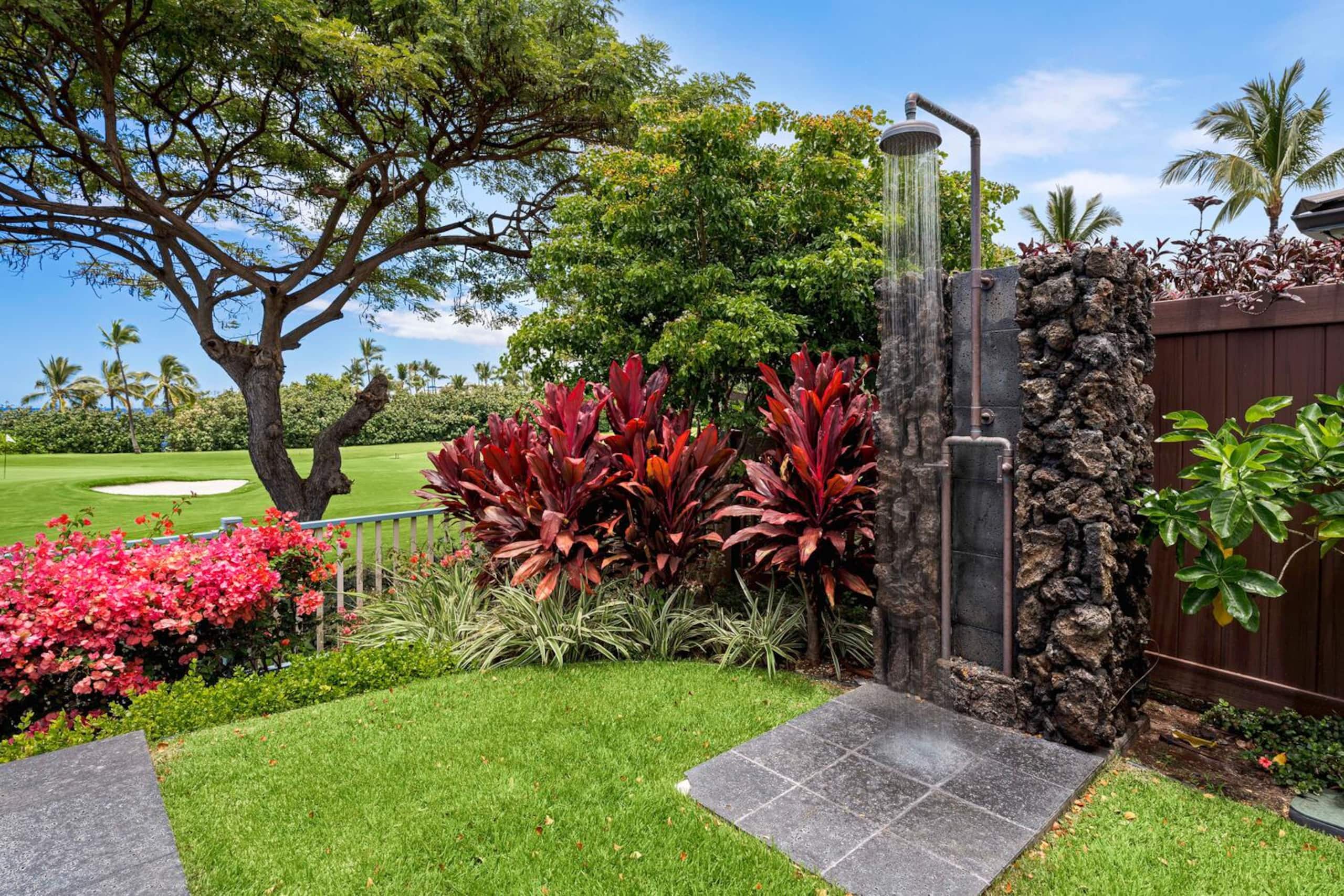 Home in Kailua-Kona · ★4.96 · 3 bedrooms · 7 beds · 3 baths - Image 42