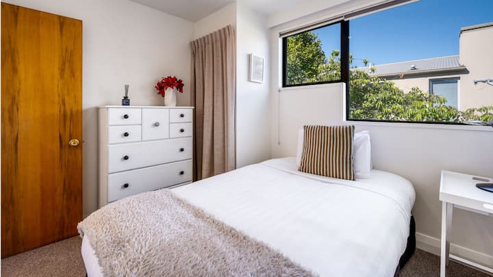 Štýlová spálňa s manželskou posteľou Queen, úplne novou posteľou a posteľnou bielizňou Luxe
Oddýchnite si v tejto sofistikovanej spálni s úplne novou manželskou posteľou a luxusnou posteľnou bielizňou. Táto izba je premyslene navrhnutá pre pohodlie a ponúka dokonalé luxusné útočisko v Queenstowne.