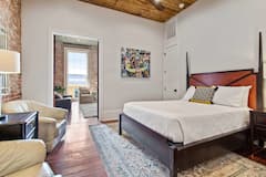 Modern+Marigny+Apt+with+Balcony+%26+views+of+The+Fre