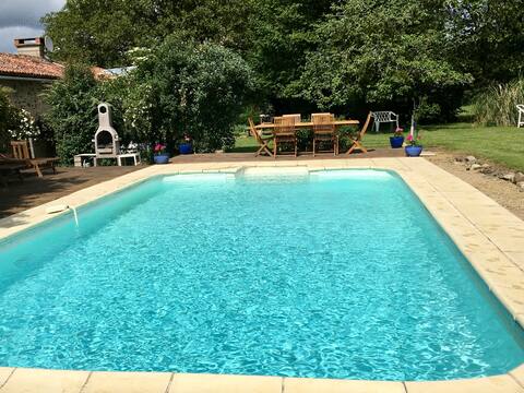 法國美麗的私人泳池小屋