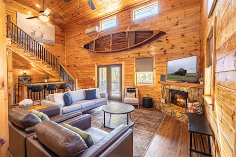 Pricing Specials! Paved Access & Theater Room! *5BR 5.5BA Cabin* Hot Tub/Game Room/Central Location