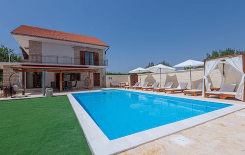 4 bedroom awesome home in Sibenik