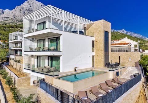 Villa near Beach on Makarska Riviera with Pool