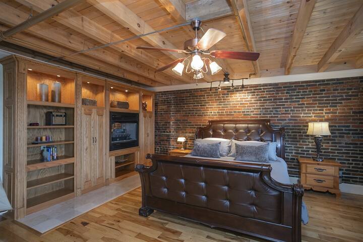 The Titan Penthouse- Lofts at Noel Court, Downtown gallery image 4