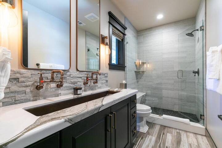 Bound to Impress *Private Hot Tub & Club Amenities