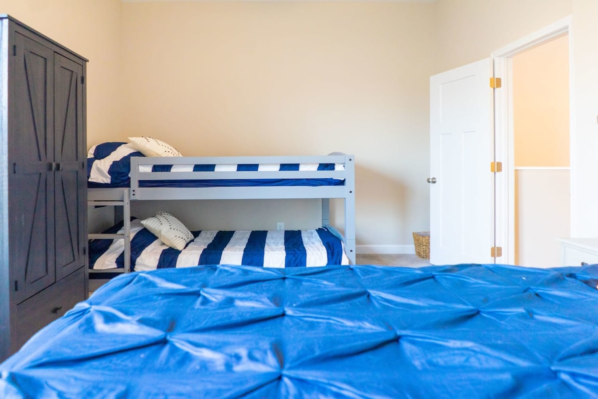 ห้องนอนที่ 2 เหมาะสำหรับครอบครัวที่มีเตียงควีนไซส์ขนาดใหญ่และเตียงสองชั้นเดี่ยวสำหรับเด็กๆ