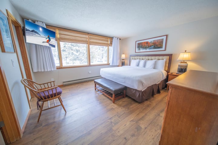 Светла, приветлива спалня!