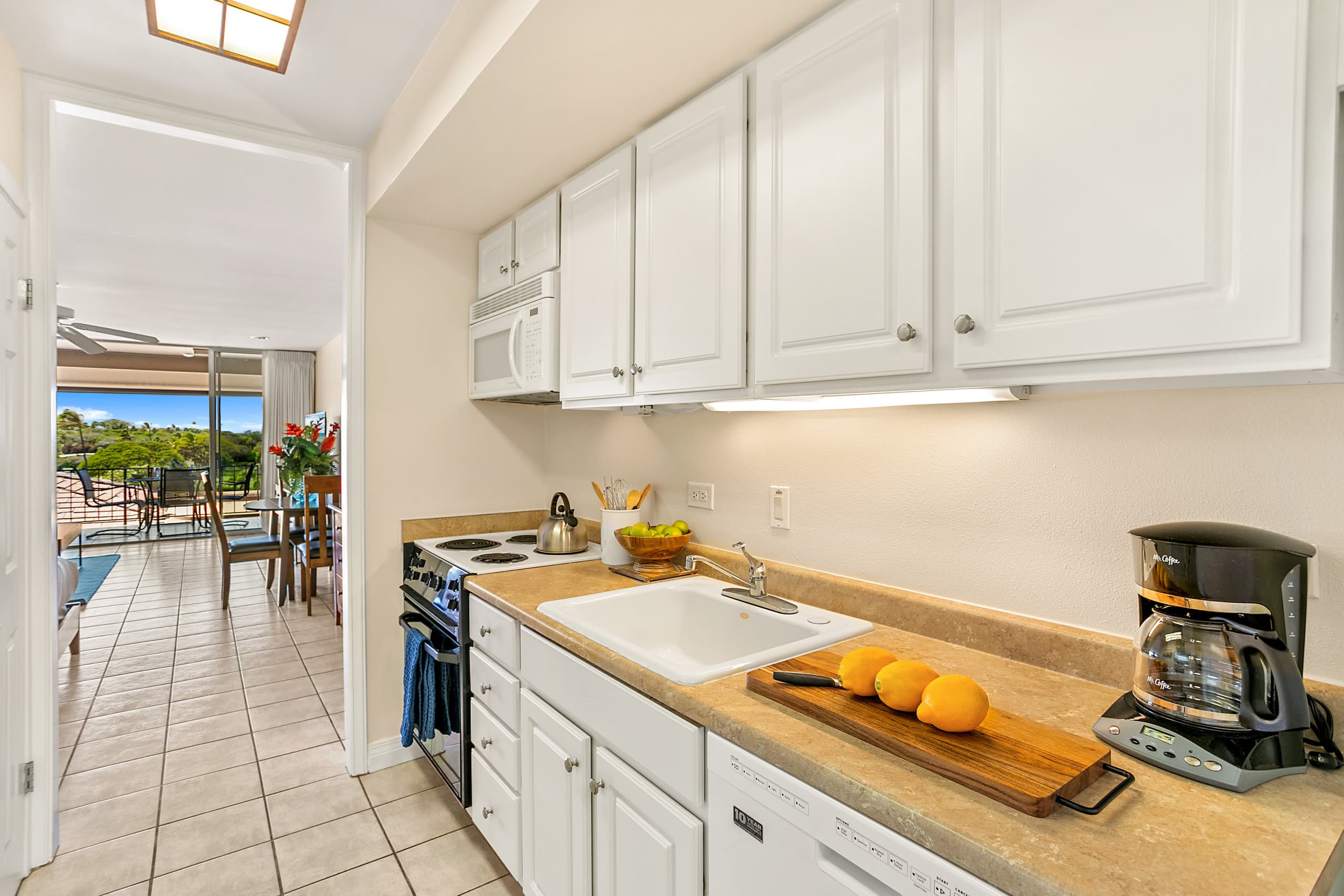 Condo in Lahaina · ★4.8 · 1 bedroom · 2 beds · 1 bath - Image 4