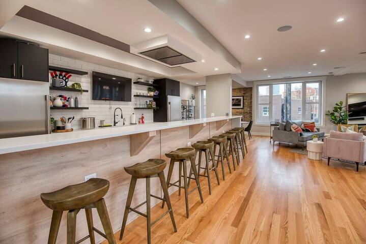 The Waveland Room 4 Bed/4bath Private Roof-Deck! gallery image 3