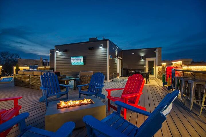 The Waveland Room 4 Bed/4bath Private Roof-Deck! gallery image 2