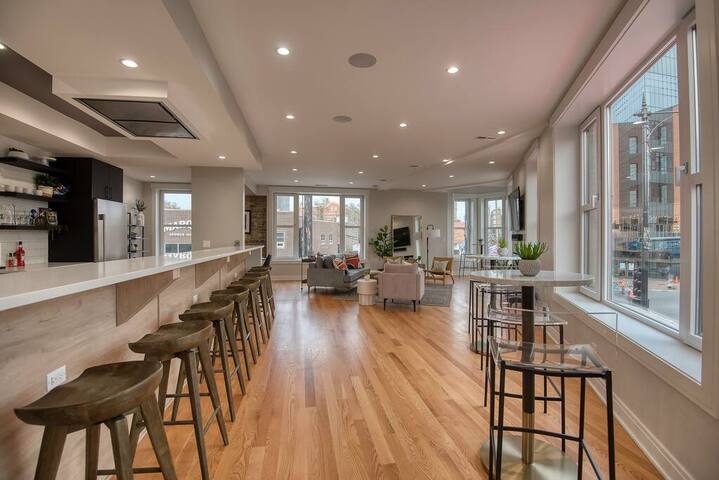 The Waveland Room 4 Bed/4bath Private Roof-Deck! gallery image 4