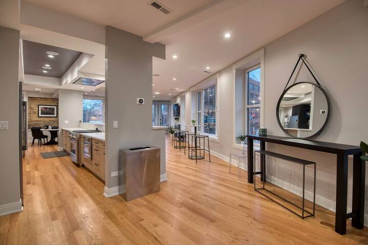 The Waveland Room 4 Bed/4bath Private Roof-Deck! gallery image 5