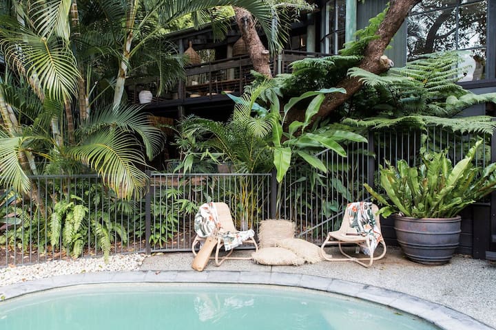 Dukes Beach House – Pool – Location – Style