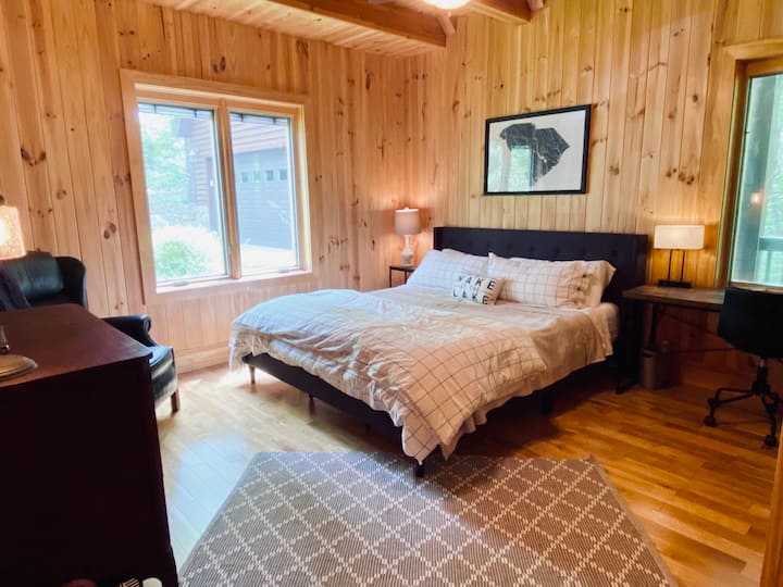 Dhomë gjumi "king" në katin kryesor, gjithashtu me një hapësirë pune (tavolinë pune. karrige, abazhur)