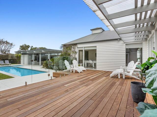 Deep Blue Portsea Holiday House Pool and Spa gallery image 3