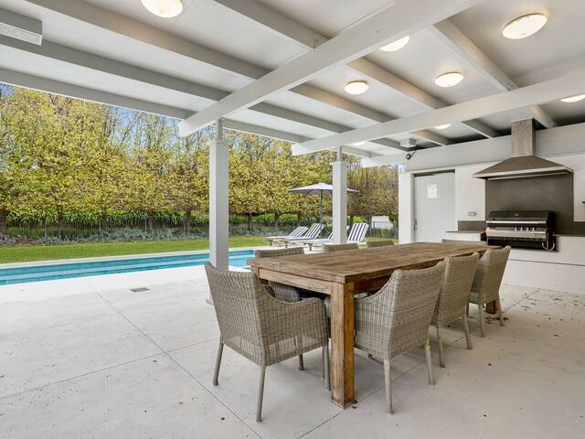 Deep Blue Portsea Holiday House Pool and Spa gallery image 4