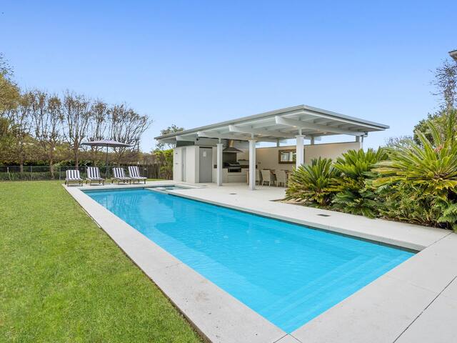 Deep Blue Portsea Holiday House Pool and Spa gallery image 2