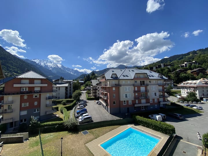 Residence with pool and at the foot of the gondola. Apartments for