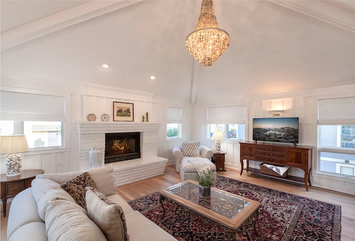 3817 Caledonia Bay Lookout – Walk to Bay and Park gallery image 3