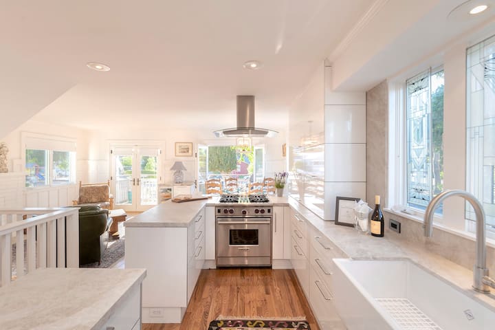 3817 Caledonia Bay Lookout – Walk to Bay and Park gallery image 5